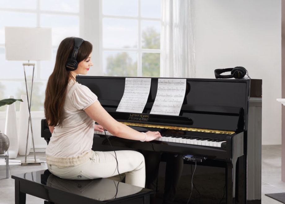 Model am PianoDisc-Klavier mit QuiteTime Silent-System
