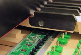 PianoDisc QuiteTime ProRecord-Sensorleiste unter Klaviatur