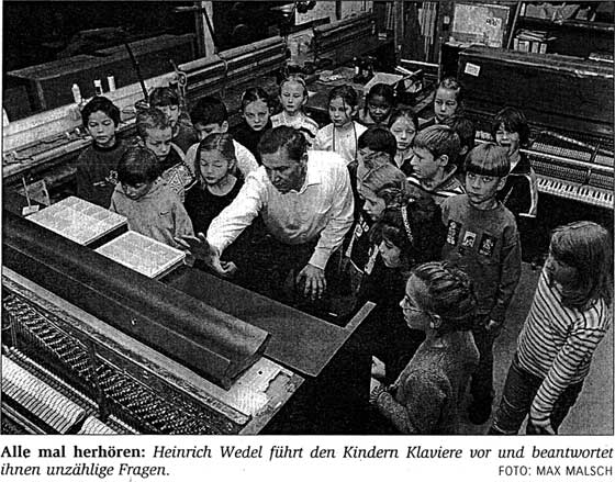 Heinrich Wedel erklärt einer Schulklasse die Instrumente in der Klavierhaus-Werkstatt