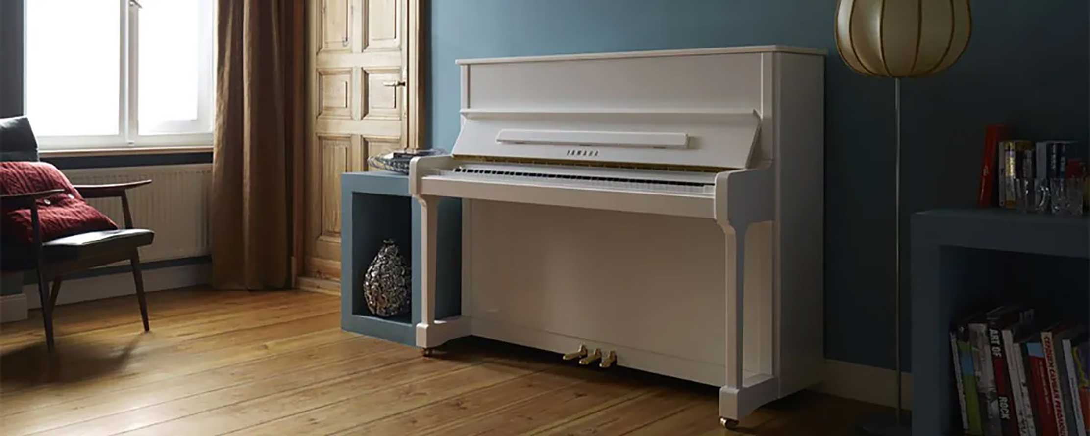 Weißes Yamaha P116-Klavier in Szene gesetzt