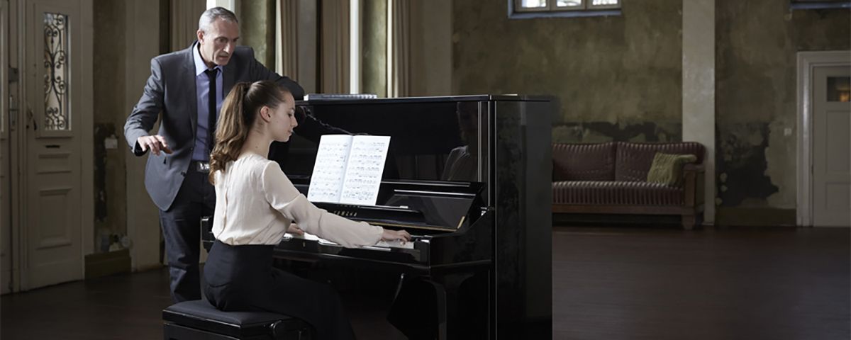 Junge Klavierschülerin am Yamaha U3-Klavier