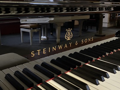 Steinway & Sons B 211 von 2011 in Schwarz poliert