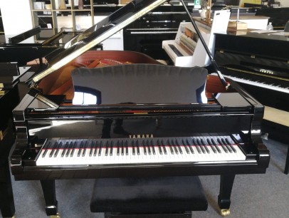 Yamaha S6 von 2007 in Schwarz poliert