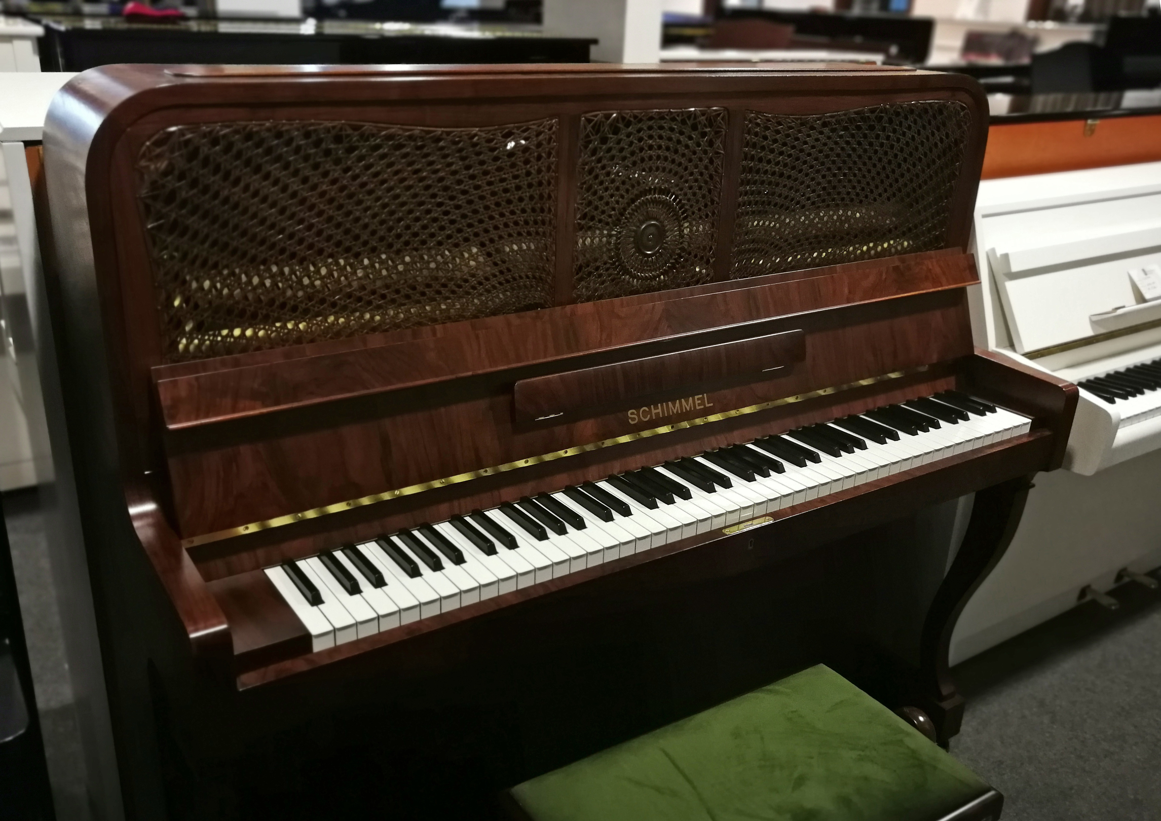 Schimmel Klavier 125 in Nussbaum satiniert, gebraucht - Klavierhaus