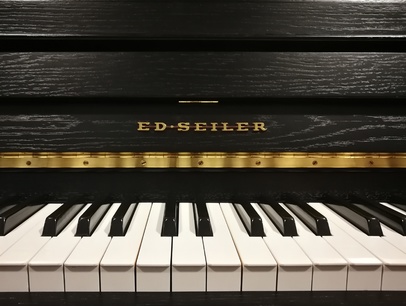 Seiler 111 von 1983 in Schwarz satiniert