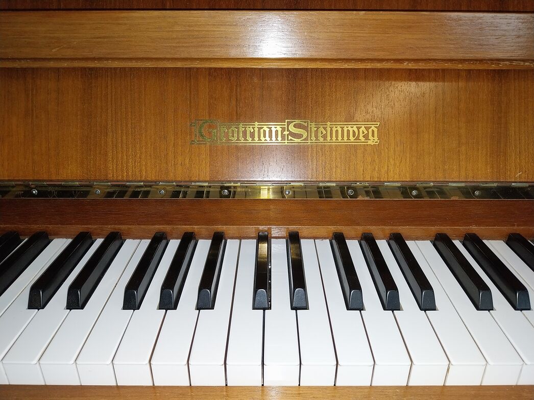 Grotrian-Steinweg 110 Modern von 1974 in Nussbaum satiniert