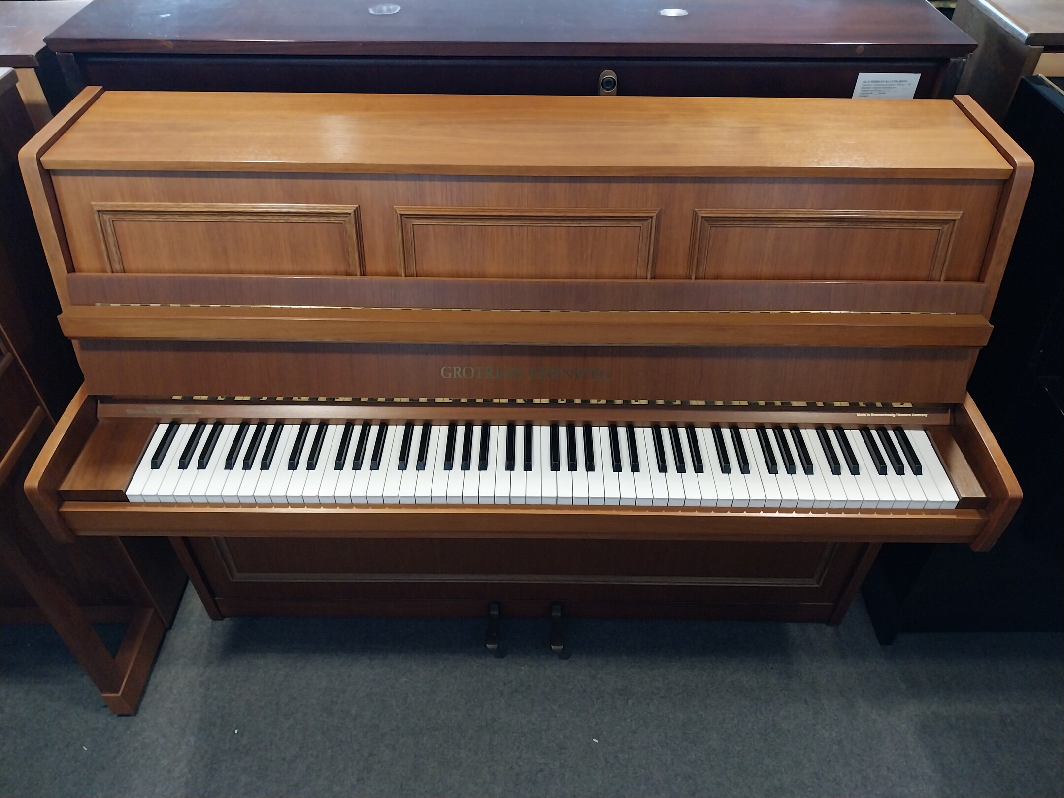 Grotrian-Steinweg 110M AD von 1978 in Nussbaum satiniert