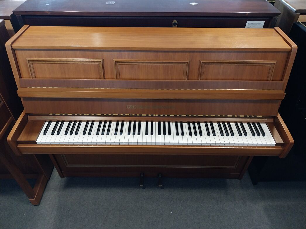 Grotrian-Steinweg 110M AD von 1978 in Nussbaum satiniert