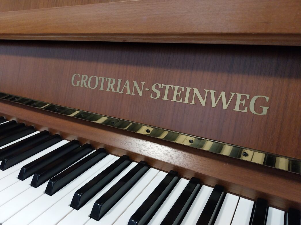 Grotrian-Steinweg 110M AD von 1978 in Nussbaum satiniert