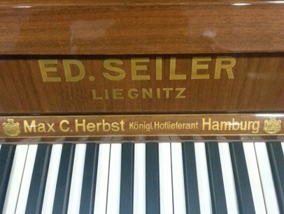 Seiler 132 Konsole von 1900 in Nussbaum poliert
