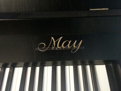 May 104 von 1900 in Schwarz satiniert