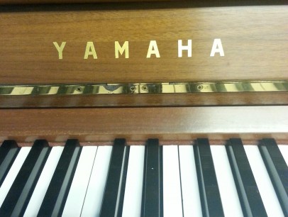 Yamaha M 1 von 1967 in Nussbaum satiniert