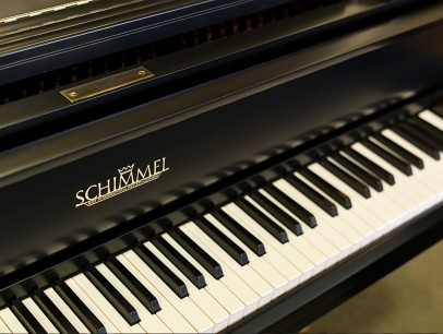 Schimmel 180 von 1978 in Schwarz satiniert