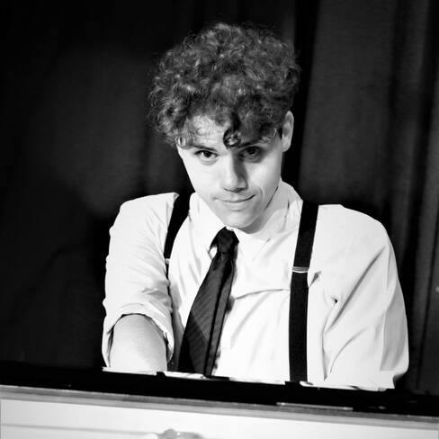 Konzert mit Klavier und Synthesizern